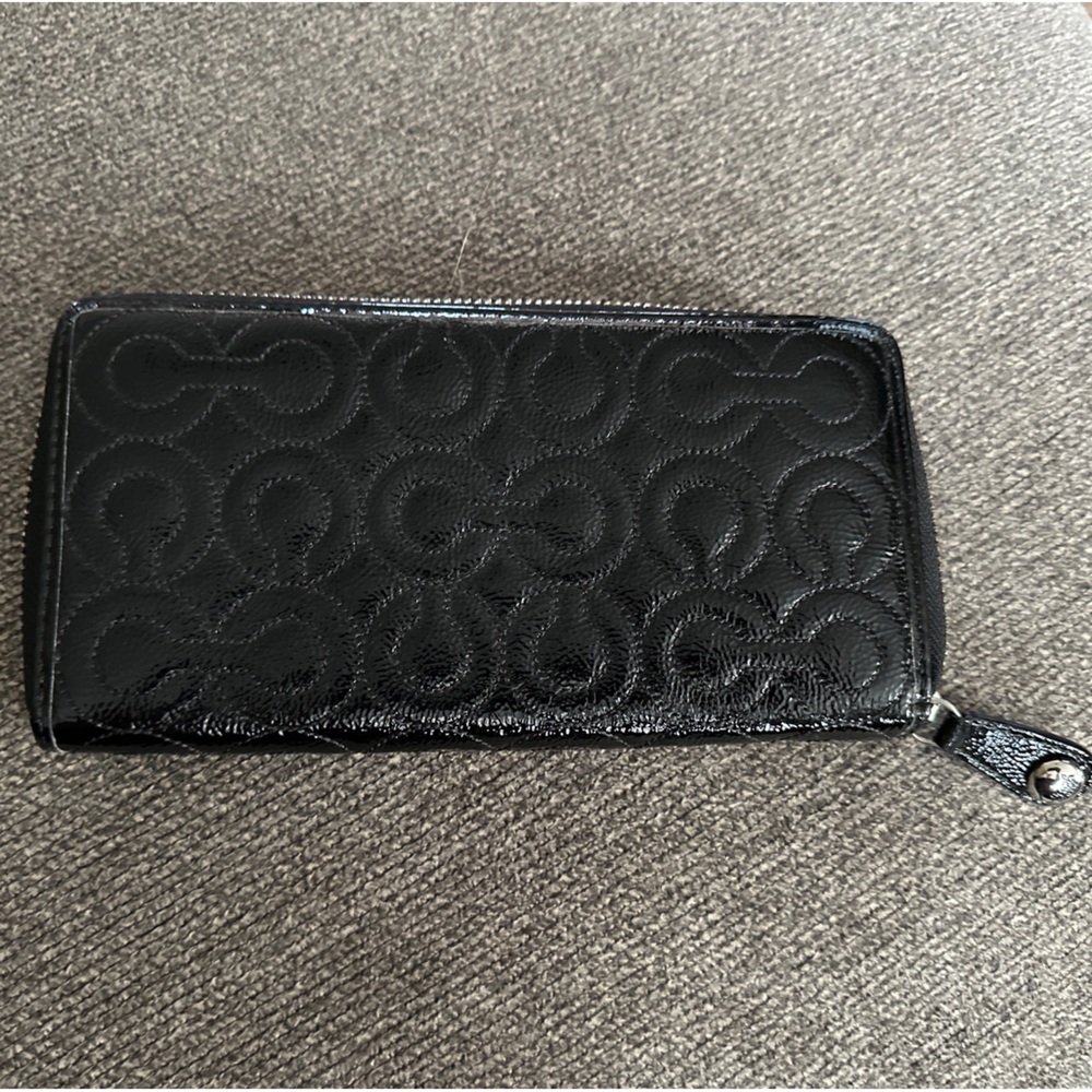 Coach ❤️ Vintage Signature “C”  Patent Leather Beautiful Wallet ~Pre❤️Loved.